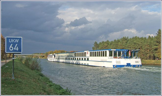 Schiff auf dem Europakanal